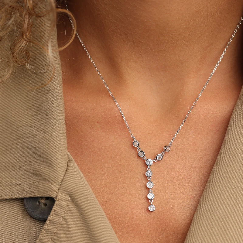שרשרת עניבה מכסף עם זרקונים עגולים על צוואר