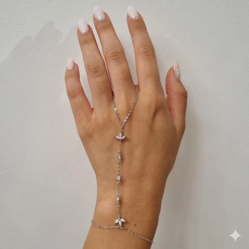 צמיד ג'אדי כסף עדין על כף יד עם עיטורי לוטוס משובצים